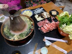 -果松木炭酸菜铜火锅·外婆参鸡汤