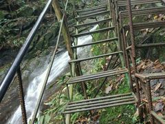 半山的钢筋楼梯-藏龙百瀑风景区