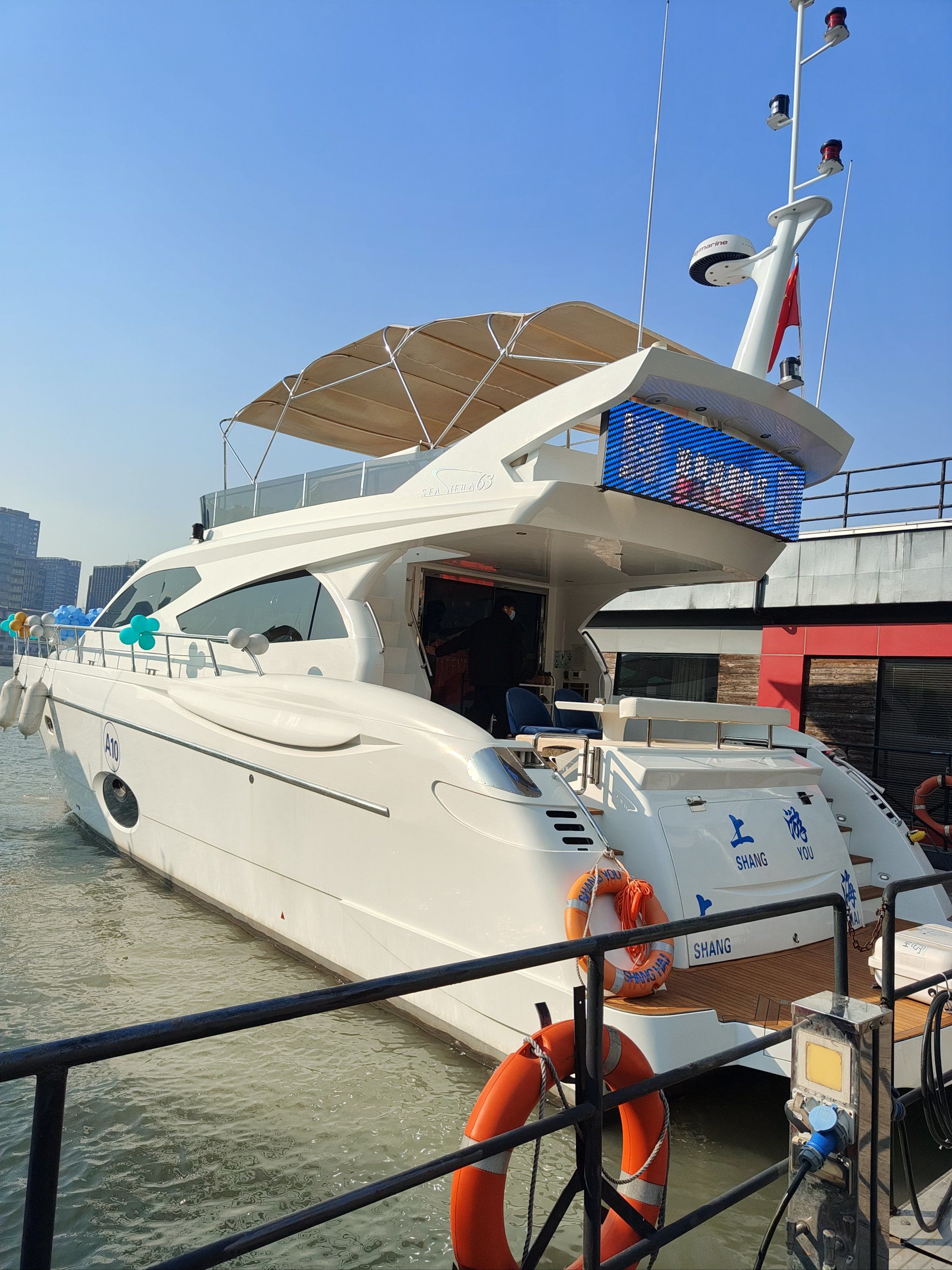 黄浦江上的游艇,风景赞赞的