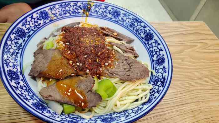 马英羊肠面-"马英羊肠面位于贾小巷,在我们下榻的青海宾.