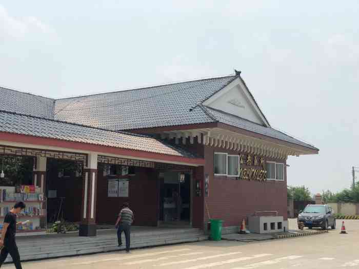 钟祥服务区停车场-"其实每个服务区都一样,饭都一样贵,都一样.