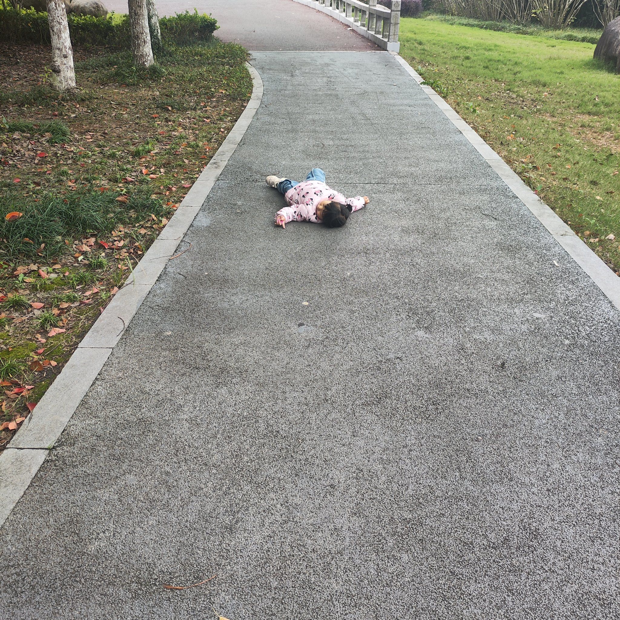 创作者赏金计划小屁孩不怕脏,不想走就耍赖要抱,不抱就躺地上 服 