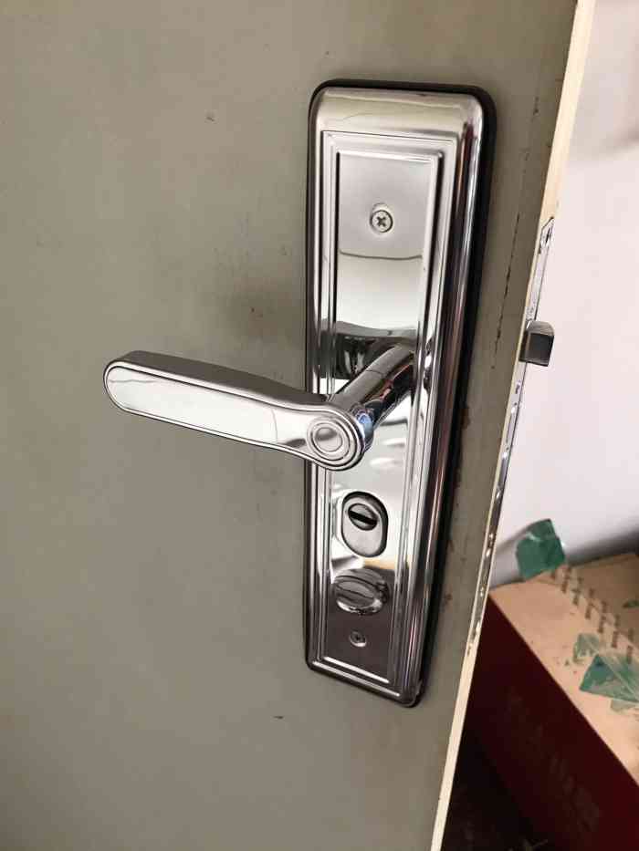 打分 师傅上门换老式防盗木门锁,改装新式防盗门锁,保修半年.