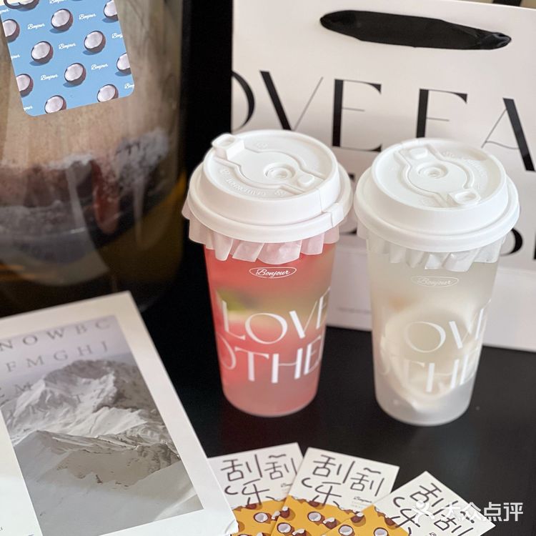 夏天当然要喝一杯BONJOUR的椰子水呀🥥