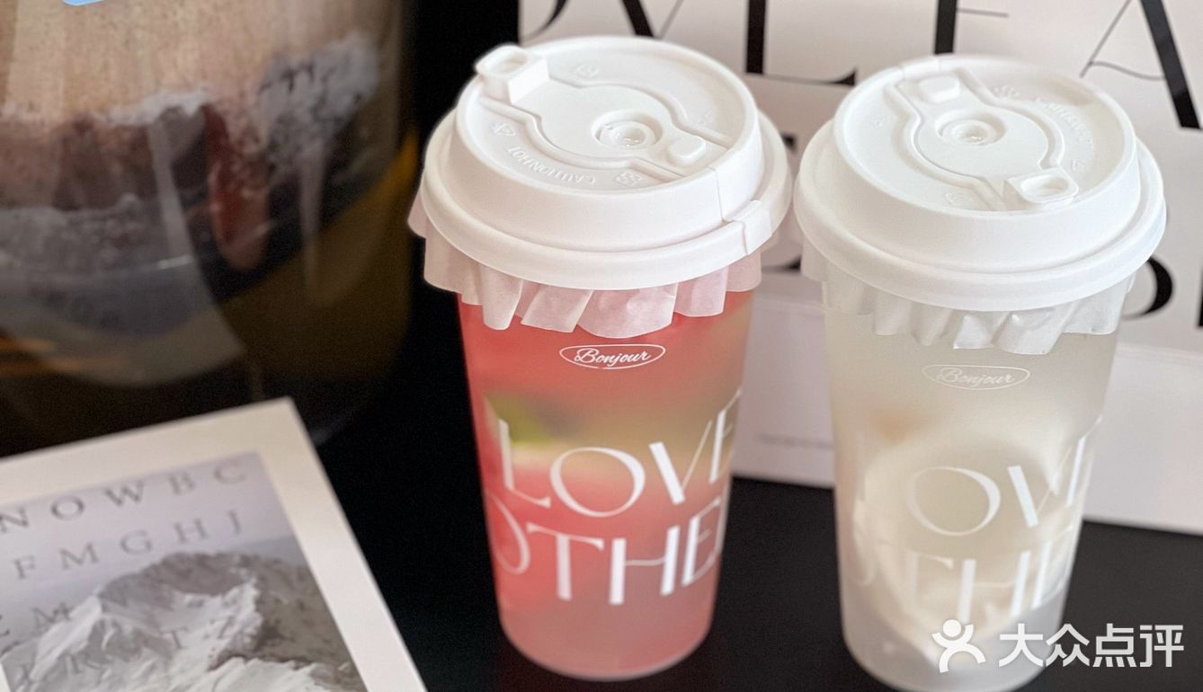 夏天当然要喝一杯BONJOUR的椰子水呀🥥