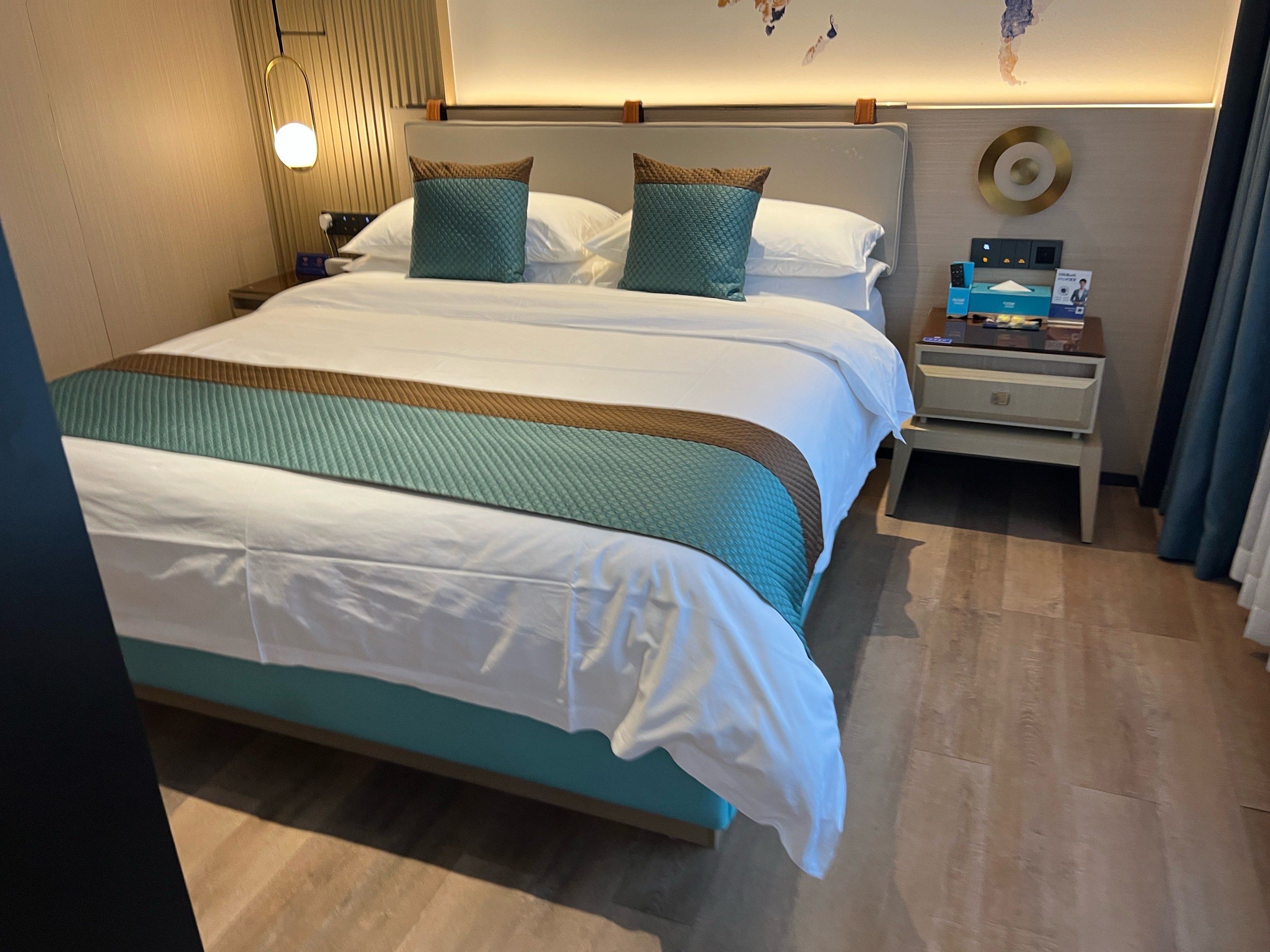 三百米就是地铁站,比住在五一广场那边安静多了,外卖可以点到小龙虾