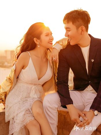 风在窗外，我在窗内，一片琉璃，薄寒便隔在云天外