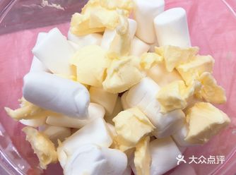时间很快的就过去了，再把糖一块一块的切好