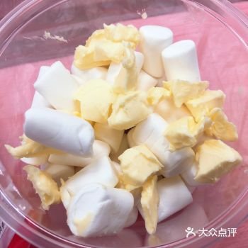 时间很快的就过去了，再把糖一块一块的切好