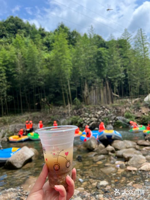 雅鲁激流探险漂流图片