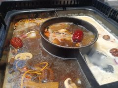 -老牌坊云南鱼豆花火锅(哈西万达店)
