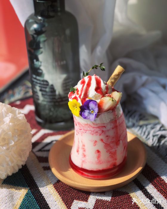 醉纸谜今cafe&book草莓牛奶冰图片