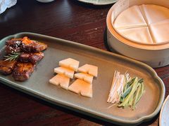 香酥手抓土猪肉配卷饼-卯时·龙光雅宴·精致锡帮菜(惠山古镇店)