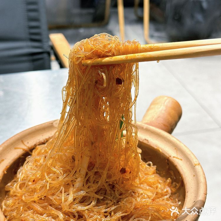 这家店露营氛围感拉满啦!露营风烧烤吧很夏天