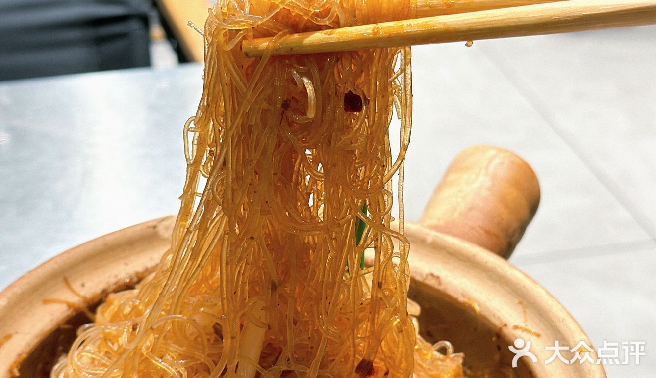 这家店露营氛围感拉满啦！露营风烧烤吧很夏天