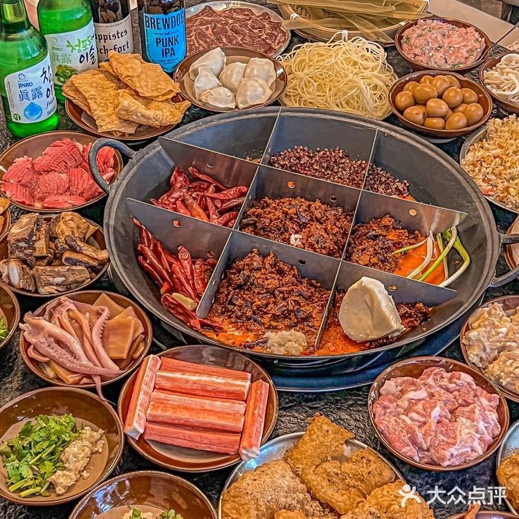 成都街头好浪漫，吃公路火锅听摇滚氛围绝