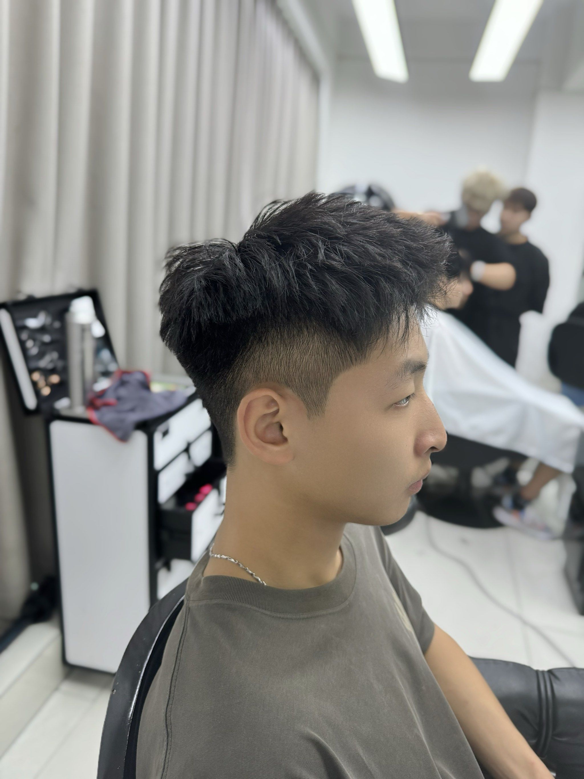 阳光清爽,凌乱前刺干净清爽的短发发型女孩都喜欢
阳光男孩撩妹发型