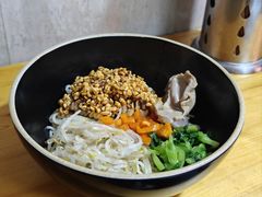 -两勺子一碗口水鸡拌面