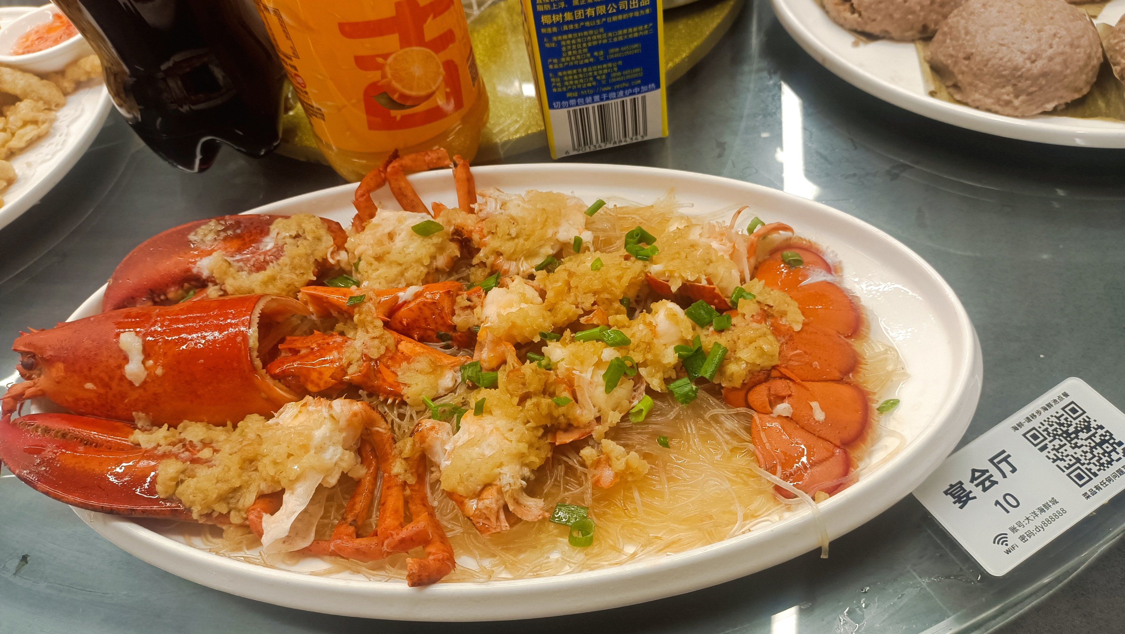 蒜蓉粉丝蒸龙虾一上桌就惊艳到我,龙虾个头超大,肉质弹牙,蒜蓉香气