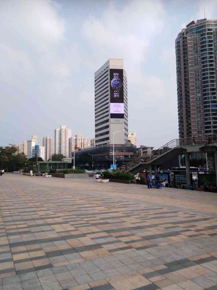 这里有深圳乃至国内数一数二的电子市场华强电子市场,有大型商场茂业