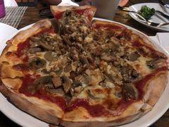 鸡肉蘑菇披萨-喜洲吧·江畔老船厂·庭院餐厅(喜临院店)