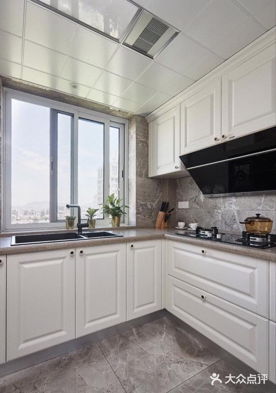 客厅通畅明亮，空间布局井井有条，装饰性的物件不多，但是各有特