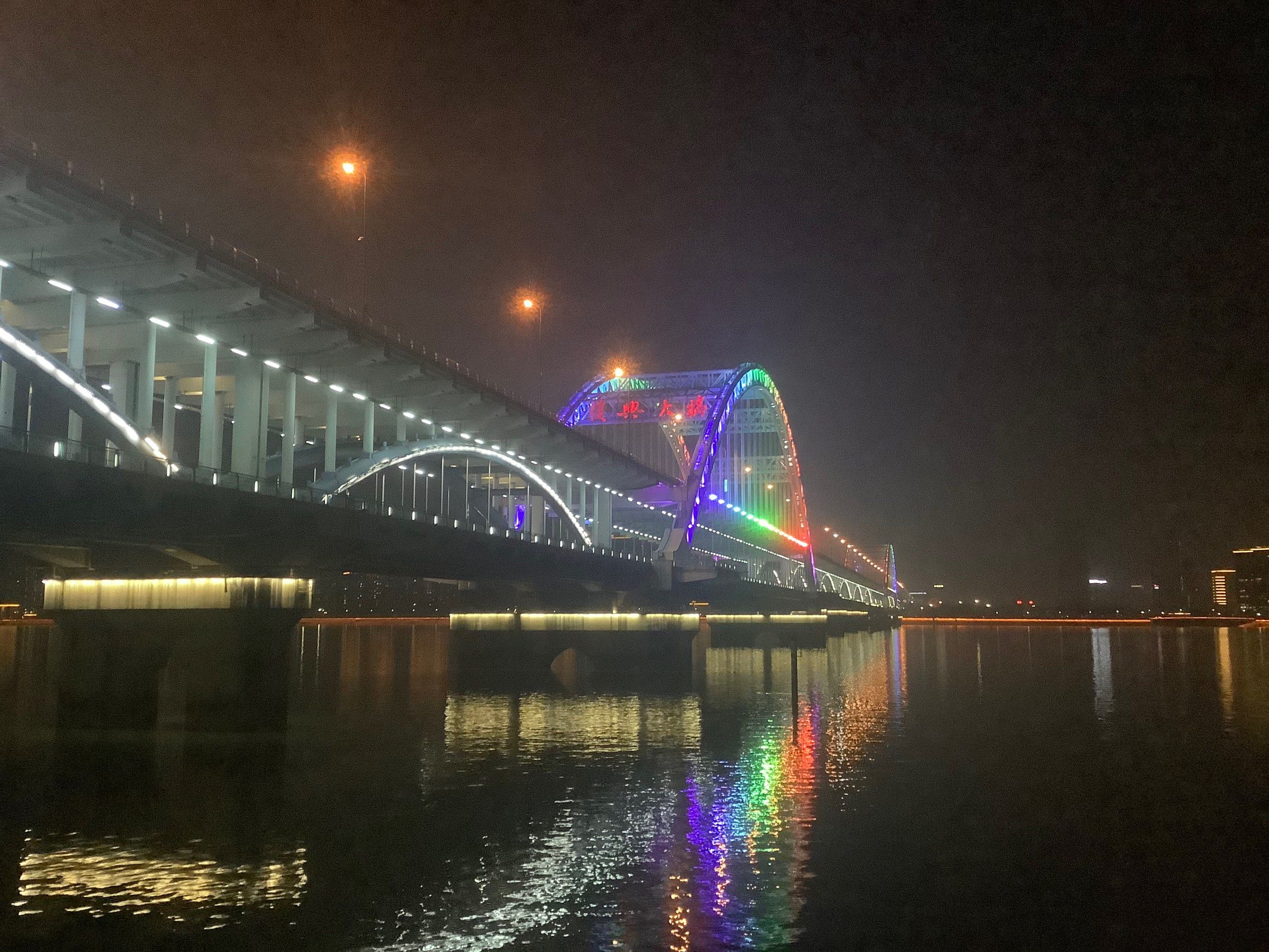 n夜游杭州钱塘江 求欧皇附体及家人们互相奔赴
#江边美景 #夜景