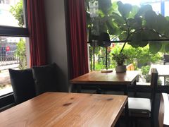 靠窗位-转山咖啡(松柏社区店)
