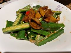 秋葵酱爆猪颈肉-喜越泰莱·泰越料理(海逸新天地店)
