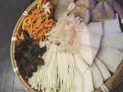 -尚尚仙·酸汤猪手·猪肚鸡火锅(华联万柳购物中心店)