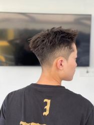 -一家只做男发烫染的店