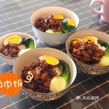 春日盛开的季节来碗卤肉饭，配上两个卤蛋和绿油油的蔬菜