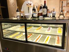 面包甜点陈列柜-索菲特酒店 · 云尚天际自助餐厅