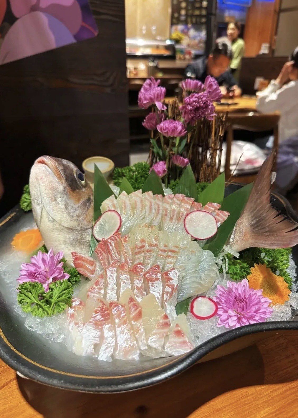 店里环境干净明亮
简洁的日式风格
刺身拼盘里的厚切三文鱼很新鲜