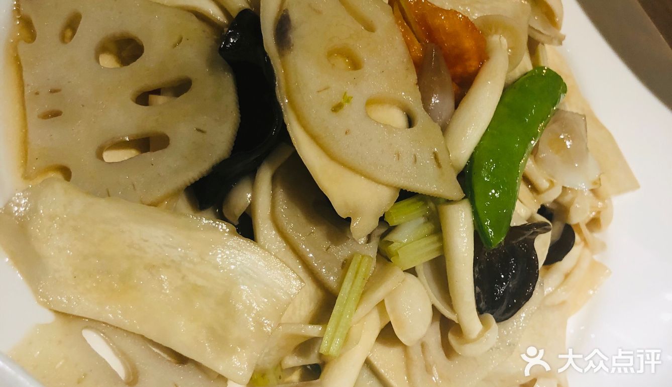 鸡腿菇,木耳,青豆,藕,吃点素菜感觉也不错,很爽口