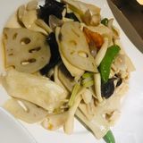 鸡腿菇,木耳,青豆,藕,吃点素菜感觉也不错,很爽口