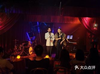 刚进门就被男演员拖进小黑屋