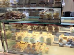 面包甜点陈列柜-白玉兰食品甜凤店(合生汇店)