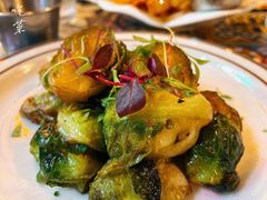炙烤孢子甘蓝配chimichurri-LESCEDARS Brasserie Bistro香柏树