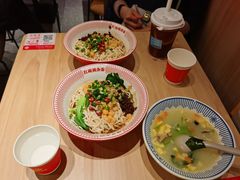 红碗豌杂面-遇见小面(东方宝泰店)