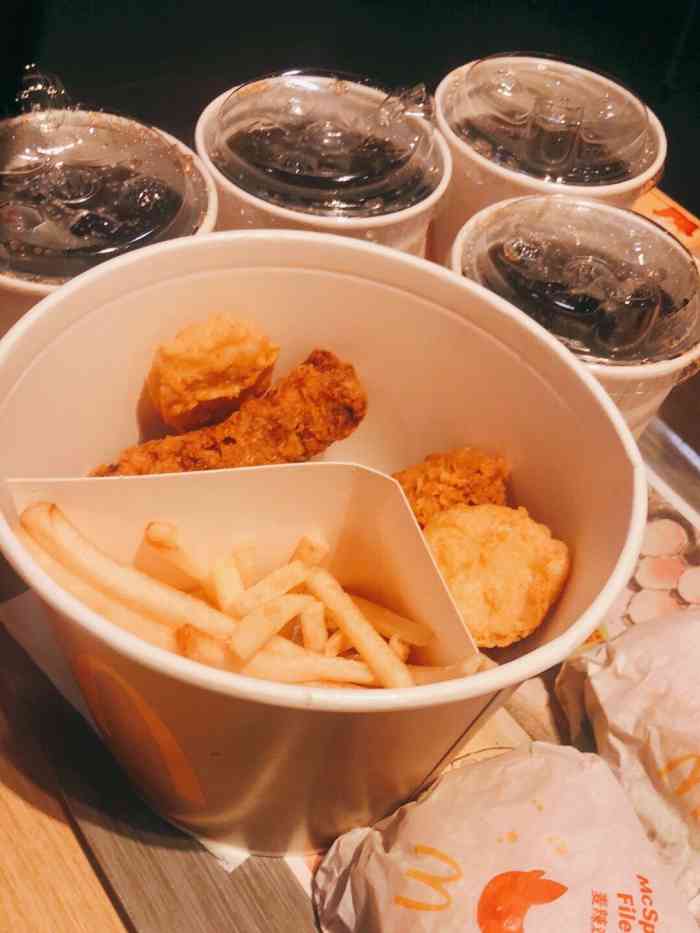 麦当劳(新闻路店)-"加完班几个人一起过来吃麦当劳~晚餐 夜宵.