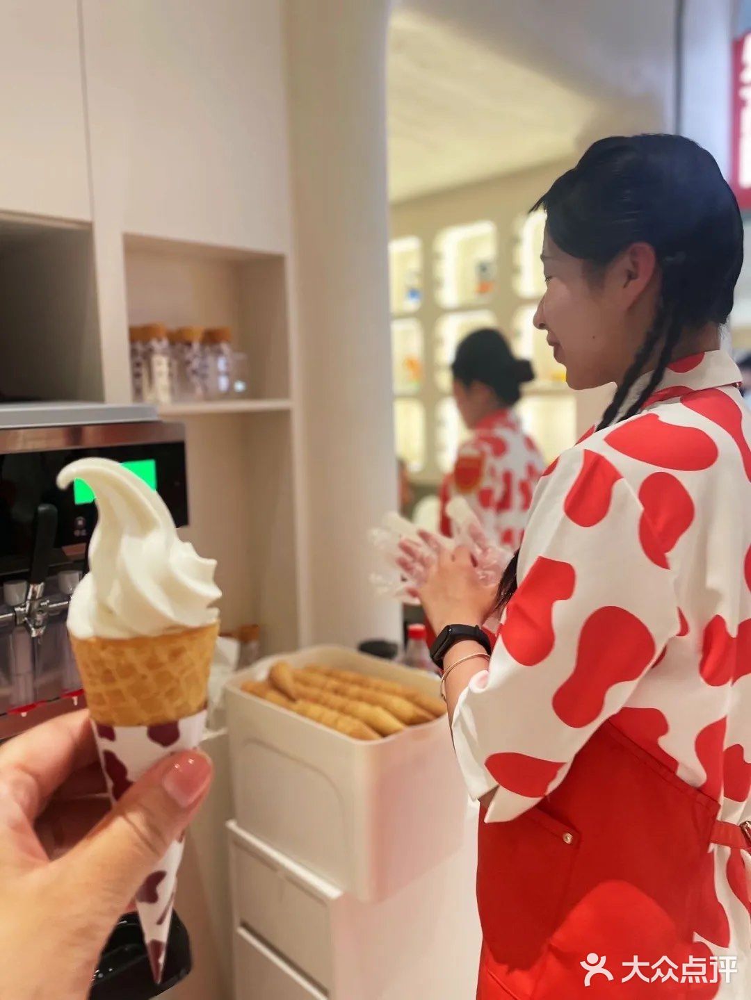 哎呀呀❗️这里的小哥哥小姐姐编小辫真好看