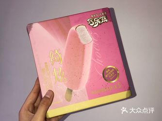 【巧乐滋·水蜜桃味】 粉色的巧克力外壳给人一种吃劣质