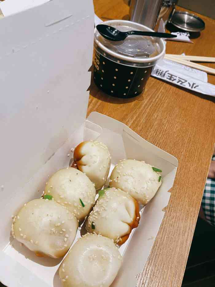 干净又新鲜 店铺很小 座位就几个 所以只能打包吃 刚出炉的生煎包很烫