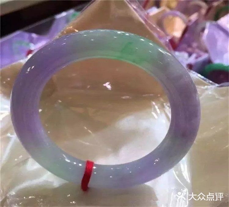 小伙子今年玩翡翠原石最牛，就一块木那原石一条手镯价值200万