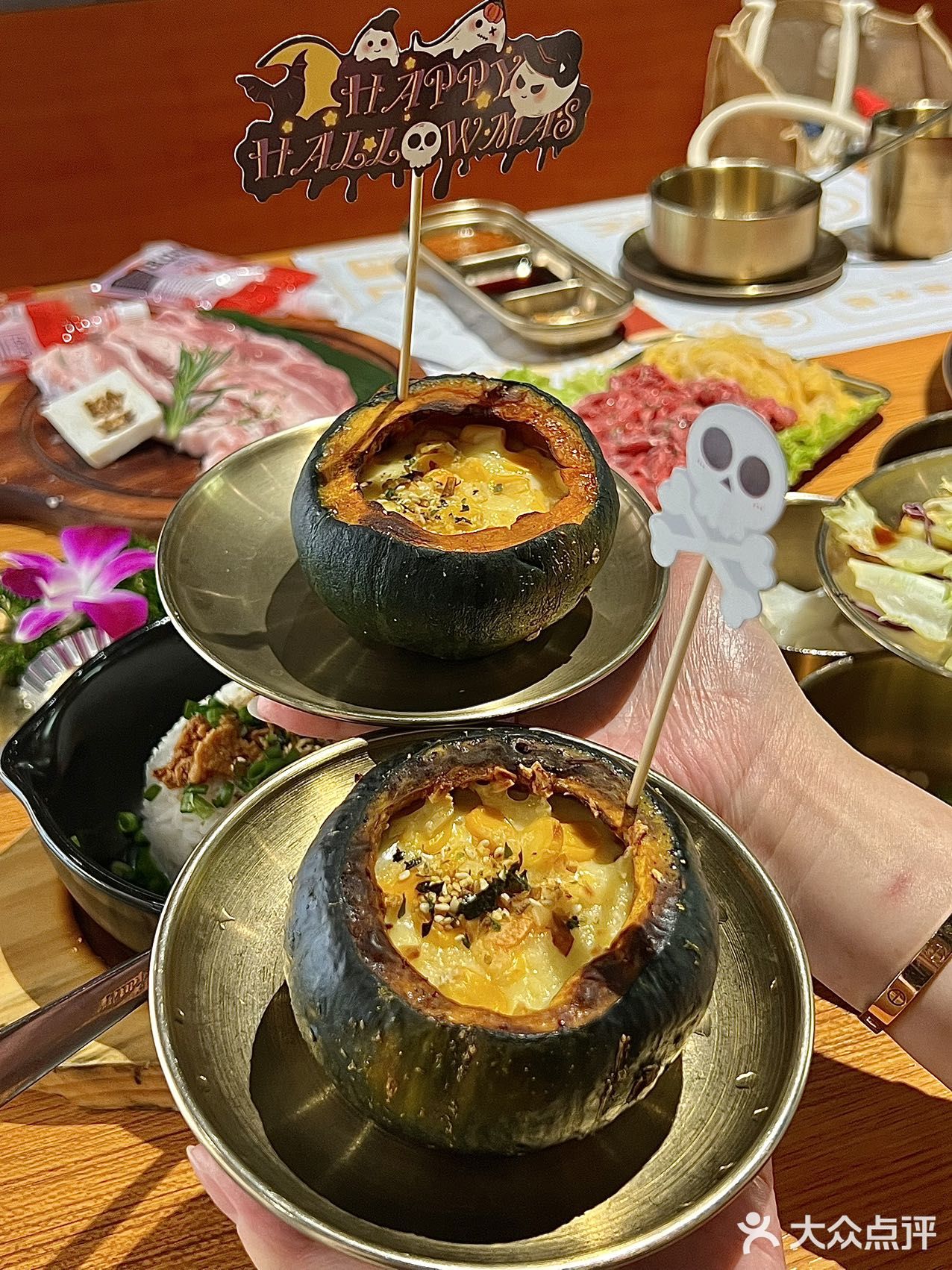 卧卧卧！！烤肉店也换万圣节皮肤了！！