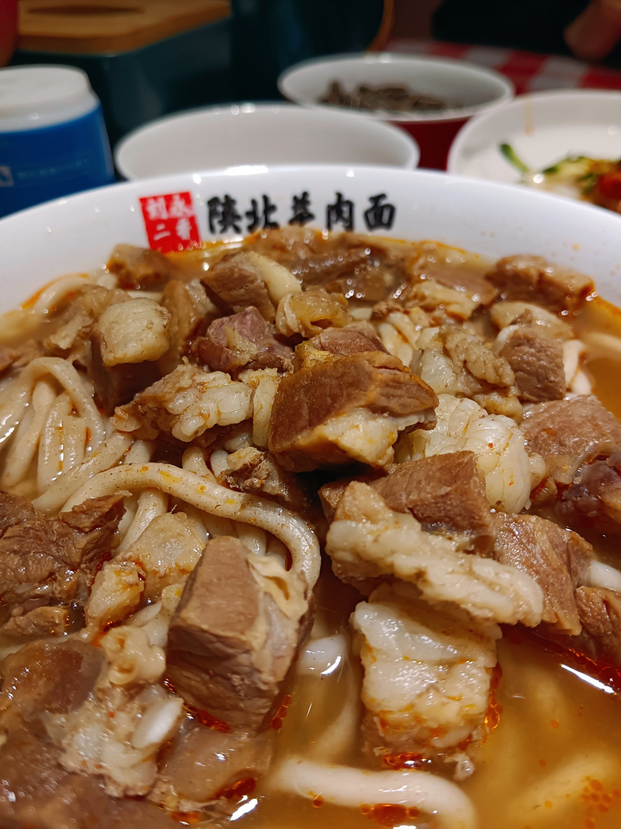 n翠华路这家是朋友推荐来吃的
特地点了陕北羊肉饸饹面和手工揪