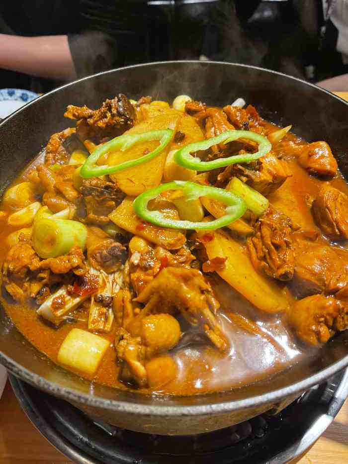 喔喔叫焖炒鸡(崇礼店)-"挺特别的鸡锅,稍微有点咸,味道总体不错,.