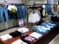 -URBAN REVIVO(高德置地广场·春广场店)