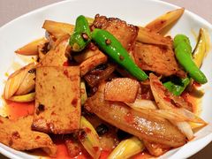 烟熏豆干炒回锅肉-荣轩(新荣记环球金融中心店)